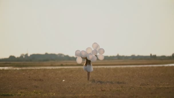 Маленька дівчинка йде з кульками — стокове відео