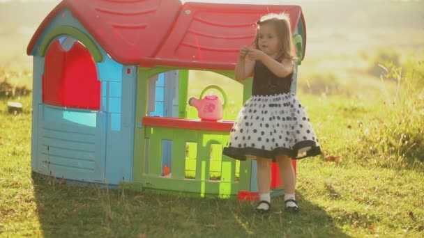 Menina perto da casa de brinquedo — Vídeo de Stock