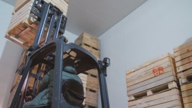 yükleyici büyük kutular taşır