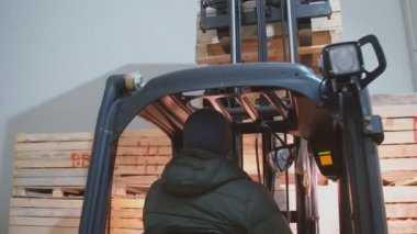 yükleyici büyük kutular taşır