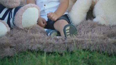 küçük çocuk yumuşak oyuncak ayılar ile oynar