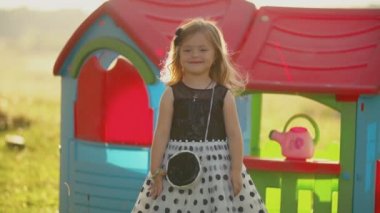 oyuncak evin yanında kız