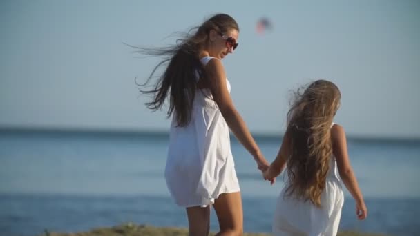 Madre con hija en vestidos blancos — Vídeo de stock