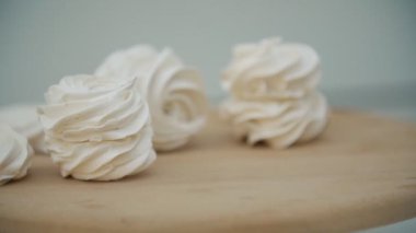 dönen ahşap bir masa üzerinde marshmallows