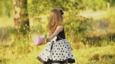 sulama ile kız su almak için gider