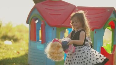 küçük kız bir bebek daire