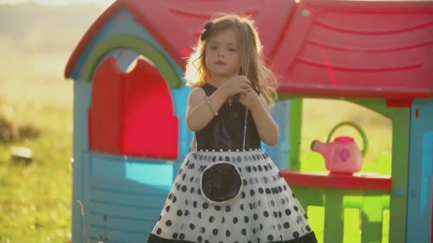 Маленькая девочка выпрямляет волосы рукой — стоковое видео