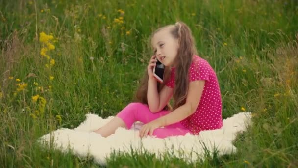 Little girl talking on the phone — Stock Video