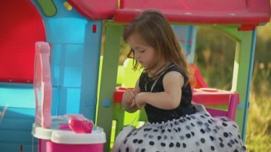 Küçük kız yüzüğü ve diğer mücevherleri çıkarır.