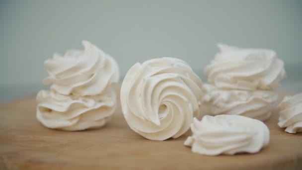 Dönen ahşap bir masa üzerinde marshmallows — Stok video