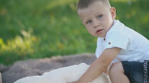 Pequeño niño juega con suaves osos de peluche — Vídeo de stock