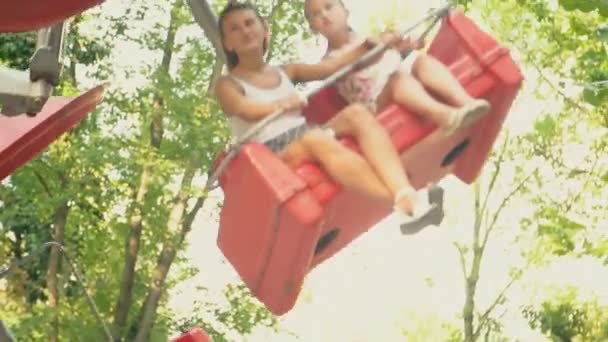 Maman et fille monter sur un carrousel — Video