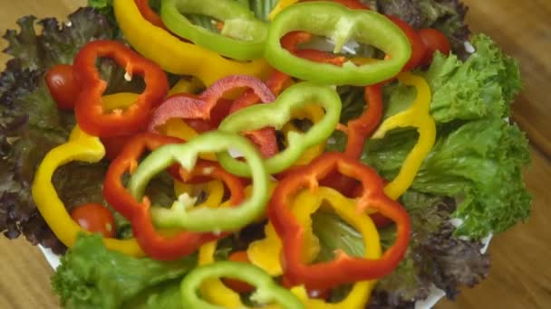 Rodajas de pimienta giran en un plato — Vídeos de Stock