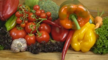 Ahşap bir masa üzerinde çeşitli sebze