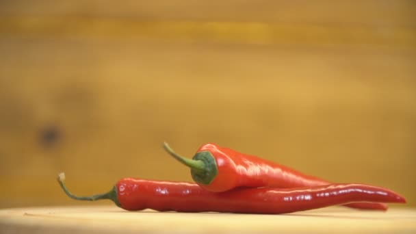 Chilli papriček na dřevěném stole — Stock video