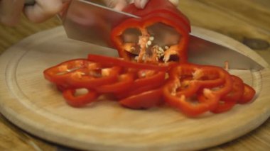 tahta bir tahta üzerinde kırmızı biber kesme