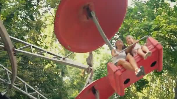 Mamá y su hija montar en un carrusel — Vídeo de stock