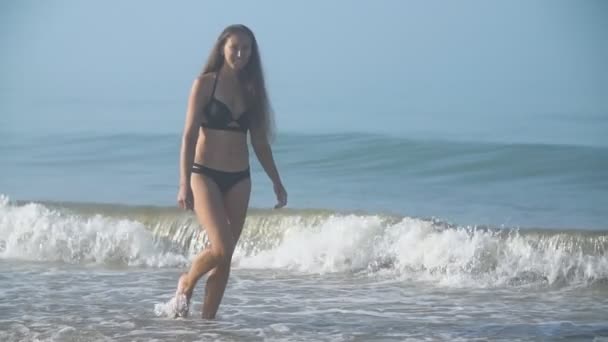 Ragazza in costume da bagno cammina su un mare profondo — Video Stock