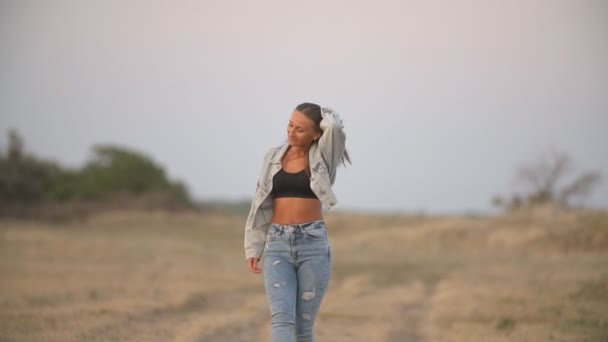 Menina em jeans roupas andando na natureza — Vídeo de Stock