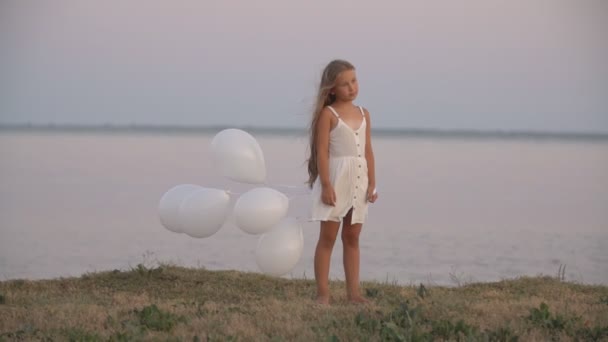 Flicka med vita ballonger — Stockvideo