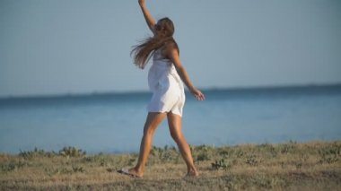 denize yakın beyaz elbiseli kız