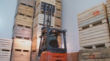 yükleyici büyük kutular taşır