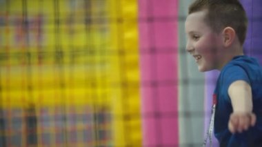 çocuk oyun odasında oynuyor