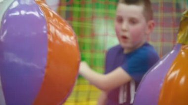 çocuk oyun odasında oynuyor