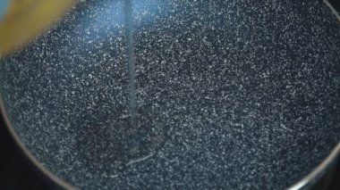 sıcak bir tavaya yağ dökme