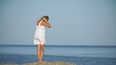beyaz elbise ve güneş gözlüğü kadın standları ve görünüyor