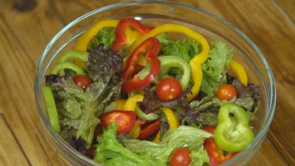 Menuangkan minyak ke dalam salad — Stok Video