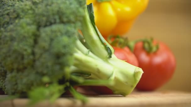 Poivrons, brocoli, tomates sur une table de filage — Video