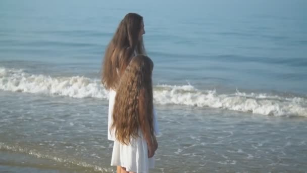 Мать и дочь прогуливались у моря — стоковое видео