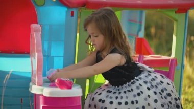 küçük kız bir ringlet çalışıyor