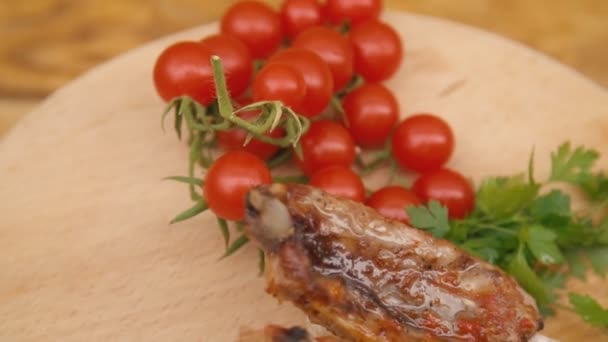 Carne fritta e pomodori girano su un vassoio di legno — Video Stock