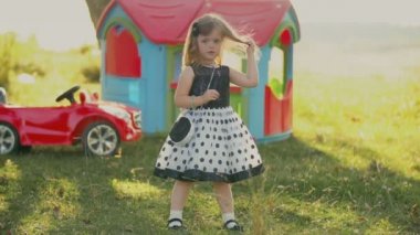 çimüzerinde dönen kız