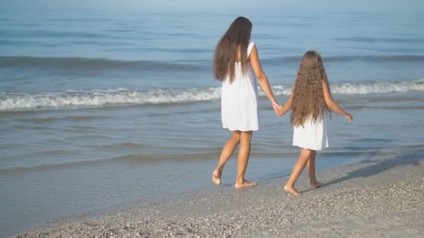 Mère et fille flânant près de la mer — Video