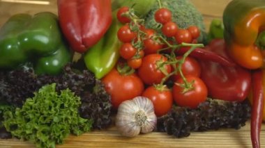 Ahşap bir masa üzerinde çeşitli sebze