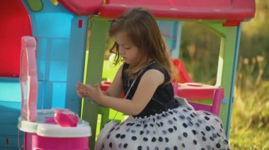 Küçük kız yüzüğü ve diğer mücevherleri çıkarır.