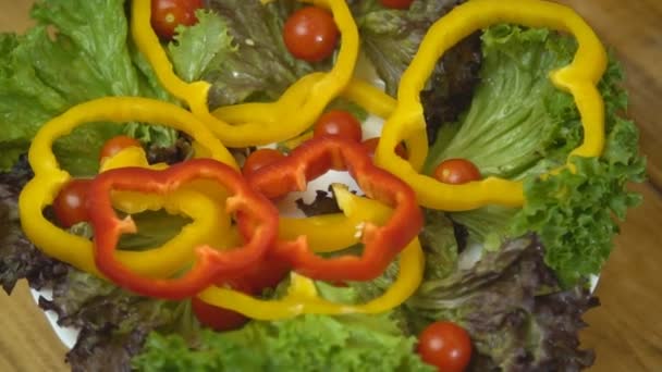 Plátky papriky v talíři — Stock video