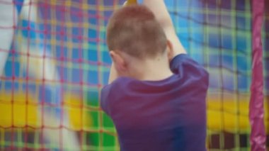 çocuk oyun odasında oynuyor