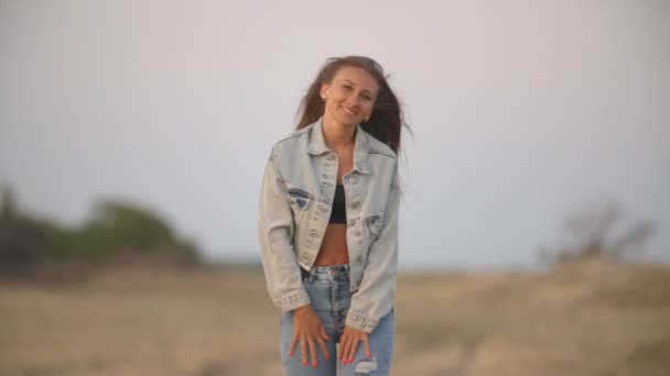 Meisje in jeans kleding wandelen in de natuur — Stockvideo