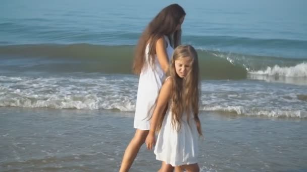 Mutter und Tochter spazieren am Meer — Stockvideo