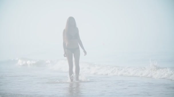 Meisje in een zwempak wandelingen op een diepe zee — Stockvideo