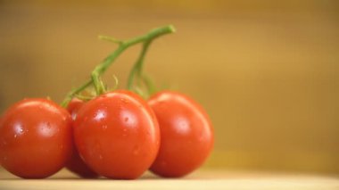 dönen bir masa üzerinde domates standı