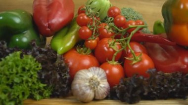 Ahşap bir masa üzerinde çeşitli sebze