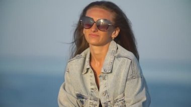 denizin bir arka planda kot elbiseli kız
