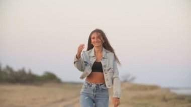 Doğada yürüyen kot elbiseli bir kız.