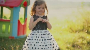 çimüzerinde dönen kız