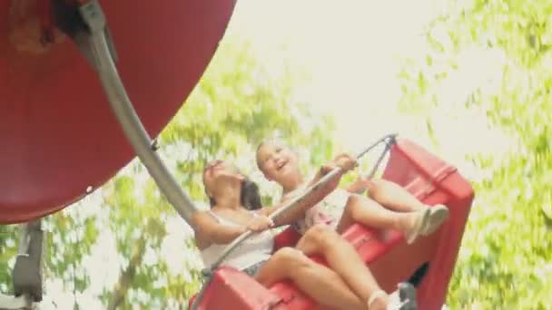 Mutter und Tochter fahren auf einem Karussell — Stockvideo